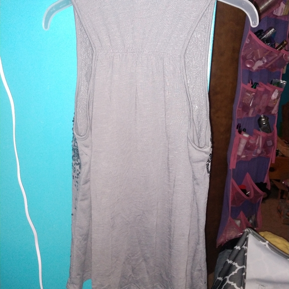 ✨ Sparkly, sequined, flowy gray tank - Picture 4 of 9